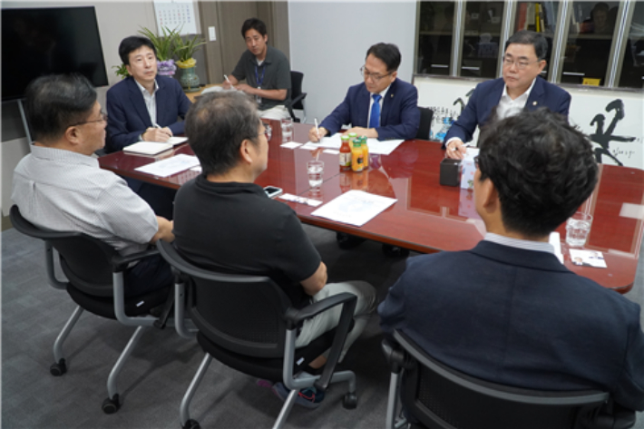 지난 24일 허성무 의원실에서 열린 산업은행 사외이사들과 간담회. 허성무의원실 제공 