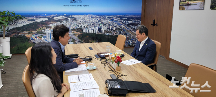 강원CBS 시사프로그램 <최진성의 위클리오늘>에 출연한 김홍규 강릉시장. 전영래 기자