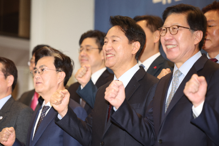 지난 1월 22일 오전 서울 중구 프레스센터에서 열린 제58차 대한민국시도지사협의회 임시총회에서 시도지사들이 기념 촬영을 하고 있다. 연합뉴스