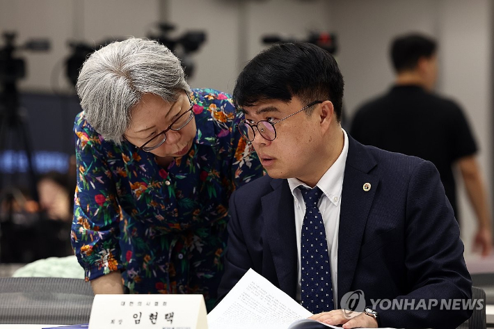 임현택 의사협회 회장이 26일 의협회관에서 열린 ''대한민국 의료 사활을 건 제1차 전국의사 대토론회''에서 참석자와 대화를 나누고 있다. 연합뉴스