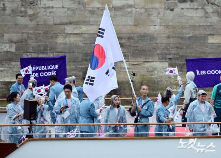 우상혁-김서영, 한국 선수단 기수