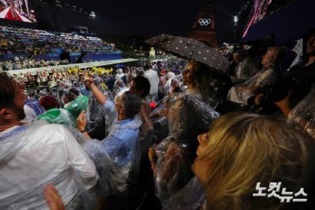 빗속에서 즐기는 파리올림픽 개회식