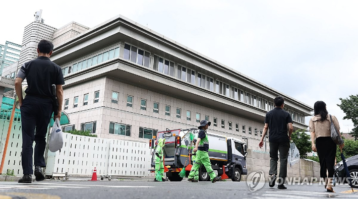 (서울=연합뉴스) 류영석 기자 = 검찰이 김건희 여사를 방문 조사한 것으로 알려진 청와대 인근 대통령경호처 부속 청사에서 23일 시민들이 오가고 있다. 2024.7.23 ondol@yna.co.kr 연합뉴스