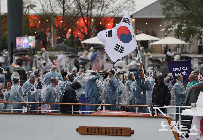 2024파리올림픽?개막식이 열린 26일(한국시간) 한국 선수단을 태운 배가 프랑스 파리 이에나 다리를 지나고 있다. 2024.7.26 파리=올림픽사진공동취재단 파리=황진환 기자