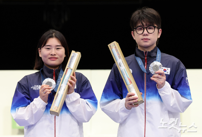 27일(현지시간) 프랑스 샤토루 CNTS 사격장에서 열린 2024파리올림픽 사격 10m 공기소총 혼성 단체전에서 은메달을 딴 박하준·금지현이 시상대에서 메달을 들고 포즈를 취하고 있다. 2024.7.27 샤토루=올림픽사진공동취재단 