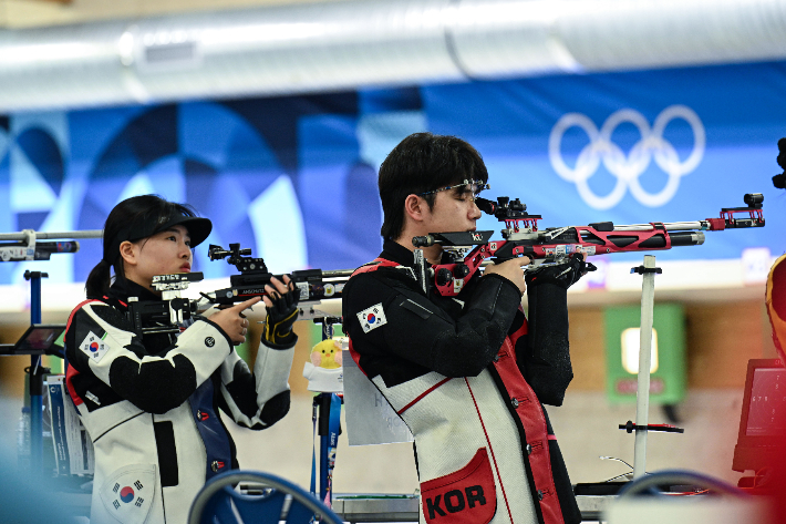 27일(현지시간) 프랑스 샤토루 CNTS 사격장에서 열린 2024파리올림픽 사격 10m 공기소총 혼성 단체전 예선. 금지현(왼쪽)·박하준이 사격 후 과녁을 확인하고 있다. 2024.7.27 샤토루=올림픽사진공동취재단