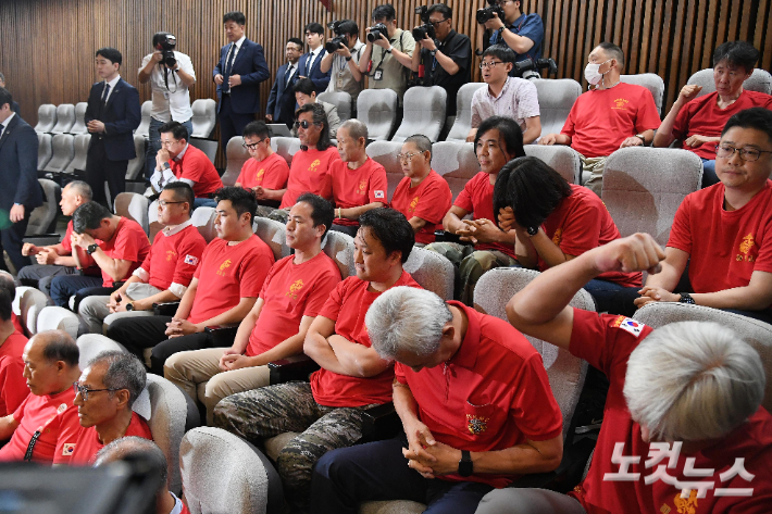 해병대 예비역 연대 관계자들이 25일 오후 서울 여의도 국회에서 열린 제416회 국회(임시회) 제01차 본회의에서 순직 해병 수사 방해 및 사건 은폐 등의 진상규명을 위한 특별검사의 임명 등에 관한 법률안 재의의건이 부결되자 분노하고 있다. 박종민 기자