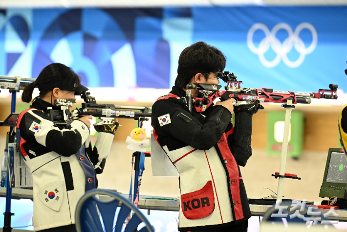 27일(현지시간) 프랑스 샤토루 CNTS 사격장에서 열린 2024파리올림픽 사격 10m 공기소총 혼성 단체전 예선. 박하준(오른쪽)·금지현이 과녁을 조준하고 있다. 2024.7.27 샤토루=올림픽사진공동취재단