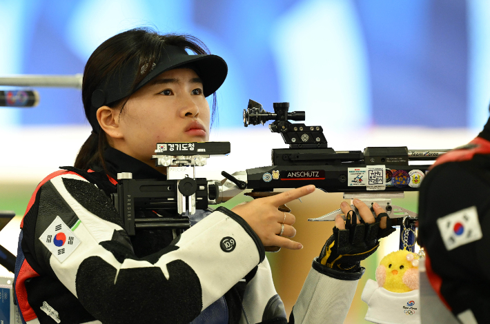 27일(현지시간) 프랑스 샤토루 CNTS 사격장에서 열린 2024파리올림픽 사격 10m 공기소총 혼성 단체전 예선. 금지현이 사격 후 과녁을 확인하고 있다. 2024.7.27 샤토루=올림픽사진공동취재단 