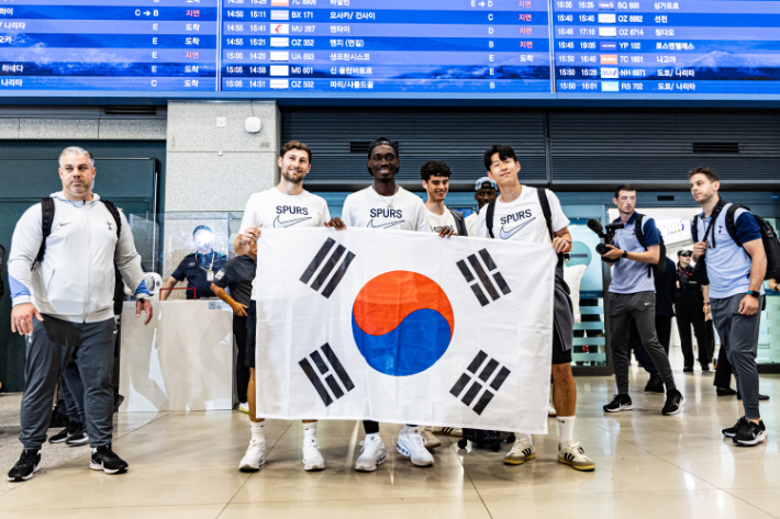 잉글랜드 프로축구 토트넘의 손흥민과 선수들이 쿠팡플레이 시리즈 참가를 위해 28일 오후 인천국제공항을 통해 입국, 태극기를 들고 기념 촬영하고 있다. 쿠팡플레이