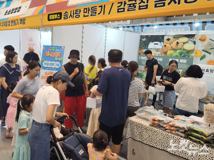 '제6회 농촌융복합산업 제주국제박람회-푸파페 제주(Food tech & Farming @ JEJU Fair)'가 사흘간의 일정을 마무리하고 28일 폐막했다. 마지막날에도 각 체험관은 관람객들로 북적였다. 이인 기자 