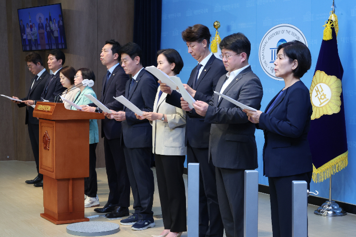 국회 과학기술정보방송통신위원회 소속 야당 의원들이 28일 오후 국회 소통관에서 이진숙 방송통신위원장 후보자의 '법인카드 유용 의혹'을 확인하기 위해 벌였던 대전MBC 등의 현장검증 결과를 설명하고 있다. 연합뉴스