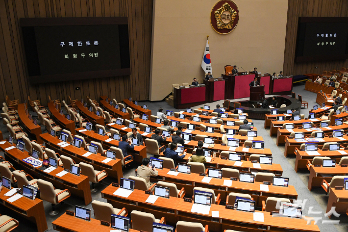 서울 여의도 국회에서 열린 제416회국회(임시회) 제1차 본회의에서 방송통신위원회의 설치 및 운영에 관한 법률 일부개정법률안에 반대하는 무제한 토론을 하는 모습. 박종민 기자