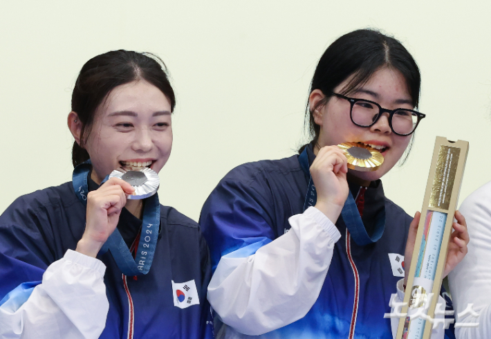 28일(현지시간) 프랑스 샤토루 CNTS 사격장에서 열린 2024파리올림픽 사격 여자 10m 공기권총 금메달 결정전에서 금메달·은메달을 획득한 오예진·김예지가 메달을 들고 기념촬영을 하고 있다. 2024.7.28 샤토루=올림픽사진공동취재단