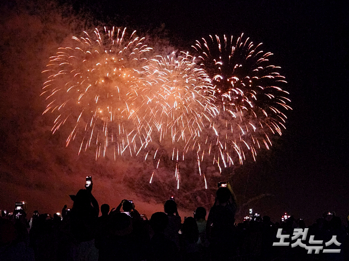 28일 부산바다축제가 열린 다대포해수욕장에서 불꽃쇼가 펼쳐지고 있다. 정혜린 기자