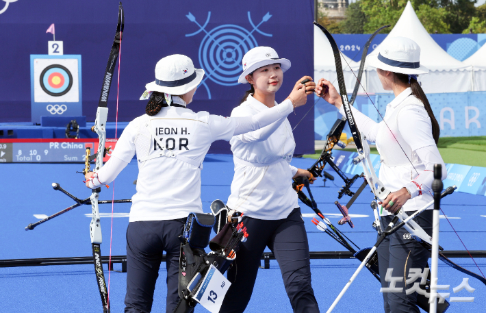 28일(현지시간) 프랑스 파리 앵발리드 경기장에서 열린 2024파리올림픽 양궁 여자 리커브 단체 결승 한국과 중국의 경기. 한국 선수단이 파이팅을 하고 있다. 2024.7.28. 파리=올림픽사진공동취재단