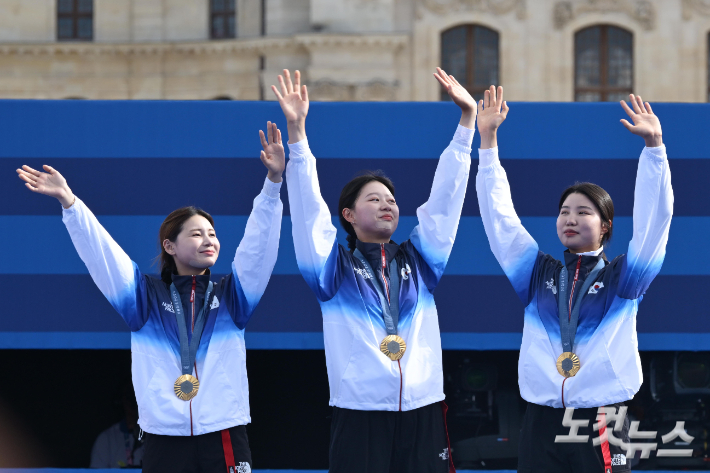 28일(현지시간) 프랑스 파리 앵발리드 경기장에서 열린 2024파리올림픽 양궁 여자 리커브 단체 결승 한국과 중국의 경기. 양궁대표팀 (왼쪽부터)전훈영, 임시현, 남수현이 시상대에 올라 손을 흔들고 있다. 2024.7.28. 파리=올림픽사진공동취재단