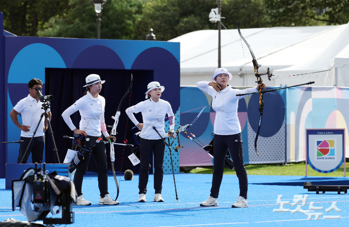 28일(현지시간) 프랑스 파리 앵발리드 경기장에서 열린 2024파리올림픽 여자 리커브 단체 결승 한국과 중국의 경기. 한국 임시현이 금메달을 확정짓는 마지막 한 발을 쏘고 있다. 2024.7.28. 파리=올림픽사진공동취재단