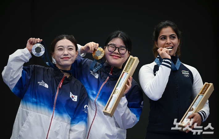 28일(현지시간) 프랑스 샤토루 CNTS 사격장에서 열린 2024파리올림픽 사격 여자 10m 공기권총 시상식에서 금, 은메달을 획득한 오예진과(가운데) 김예지가 시상대에 올라 기념사진을 찍고 있다. 2024.7.28 샤토루=올림픽사진공동취재단/HC