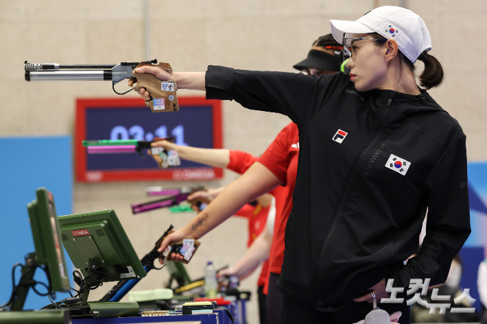 2024파리올림픽 사격 여자 10m 공기권총 금메달 결정전이 열린 28일(현지시간) 프랑스 샤토루 CNTS 사격장에서 김예지가 과녁을 조준하고 있다. 2024.7.28 샤토루=올림픽사진공동취재단/SDH