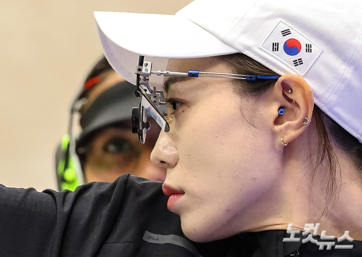 2024파리올림픽 사격 여자 10m 공기권총 금메달 결정전이 열린 28일(현지시간) 프랑스 샤토루 CNTS 사격장에서 김예지가 첫 격발을 하고 있다. 2024.7.28 샤토루=올림픽사진공동취재단/SDH