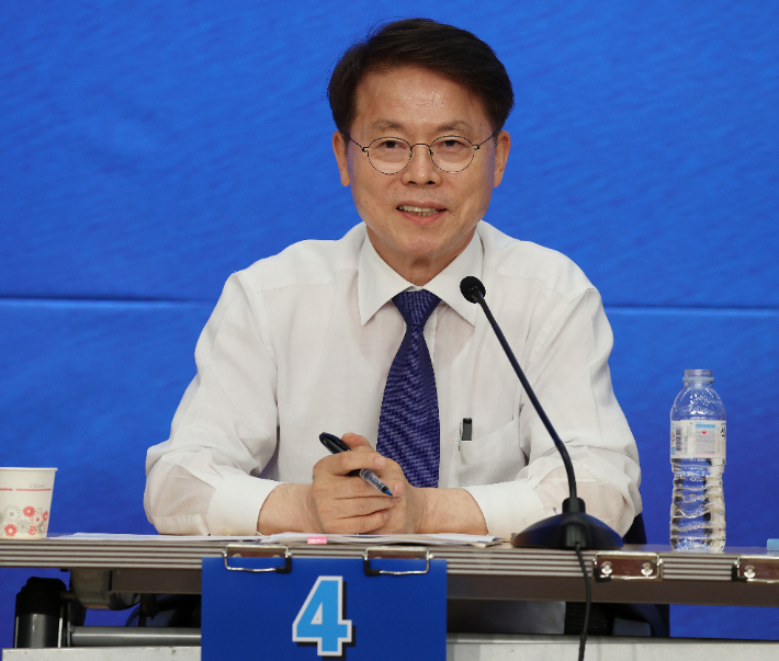 더불어민주당 민형배 최고위원 후보가 25일 오후 서울 여의도 국회도서관 강당에서 열린 더불어민주당 최고위원 후보자 방송토론회에서 발언하고 있다. 연합뉴스