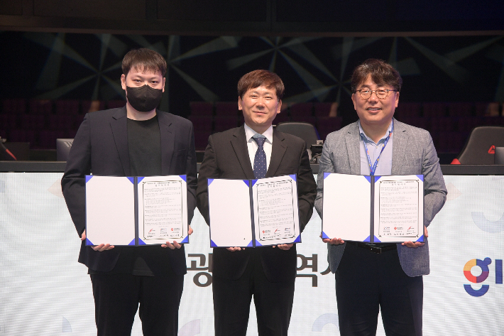 광주광역시 이상갑 문화경제부시장이 29일 오후 조선대학교 해오름관에서 열린 광주광역시 이스포츠팀 '광주 슬래셔' 후원 업무협약식에 참석해 협약서에 서명한 후 기념촬영을 하고 있다. 광주광역시 제공 