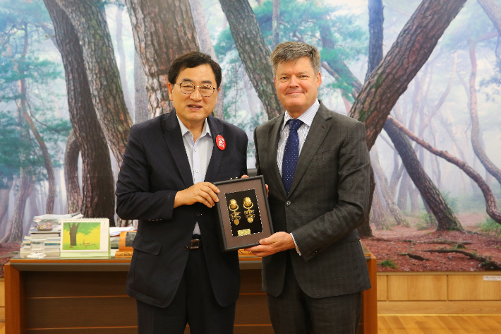 주낙영 경주시장이 29일 시장실에서 마티아스 프랑케 주한칠레대사를 접견한 후 기념 촬영을 하고 있다. 경주시 제공
