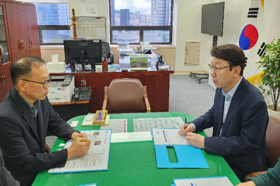 우범기 전주시장이 29일 이경훈 국가유산청 차장(왼쪽)에게 현안 사업을 건의하고 있다. 전주시 제공