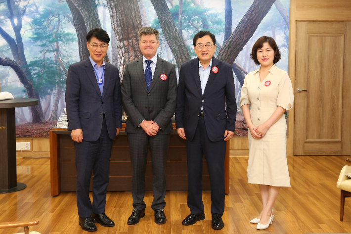 주낙영 경주시장이 29일 시장실에서 마티아스 프랑케 주한칠레대사를 접견한 후 기념 촬영을 하고 있다. 경주시 제공
