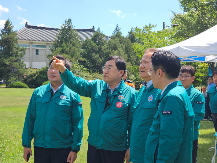 주낙영 경주시장이 이상민 행정안전부 장관에게 토함산 일원 땅밀림에 대해 설명하고 있다. 경주시 제공