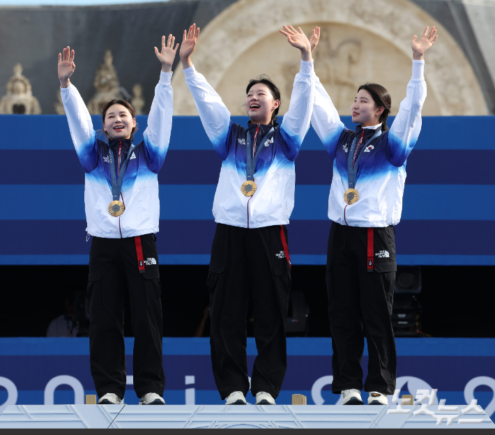 28일(현지시간) 프랑스 파리 앵발리드 경기장에서 열린 2024파리올림픽 양궁 여자 리커브 단체 결승 한국과 중국의 경기. 시상식에서 전훈영, 임시현, 남수현이 국민의례를 하고 있다. 파리=올림픽사진공동취재단/JIN 황진환 기자