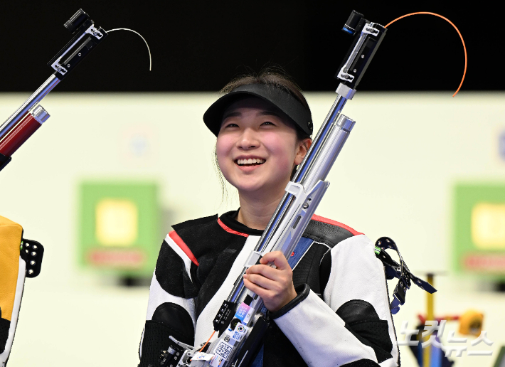 사격 반효진이 29일(현지시간) 프랑스 샤토루 CNTS 사격장에서 열린 2024파리올림픽 사격 여자 10m 공기소총 결승 경기에서 금메달을 획득한 후 밝게 웃고 있다.  2024.7.29 샤토루=올림픽사진공동취재단