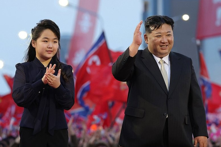 김정은 북한 국무위원장(오른쪽)과 김주애. 연합뉴스
