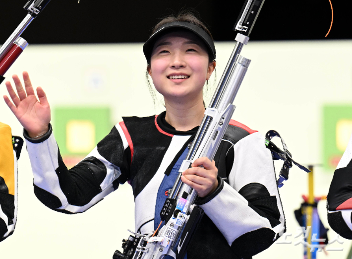 사격 반효진이 29일(현지시간) 프랑스 샤토루 CNTS 사격장에서 열린 2024파리올림픽 사격 여자 10m 공기소총 결승 경기에서 금메달을 획득한 후 기뻐하고 있다. 샤토루=올림픽사진공동취재단