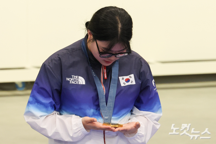 오예진이 28일(현지시간) 프랑스 샤토루 CNTS 사격장에서 열린 2024파리올림픽 사격 여자 10m 공기권총 시상식에서 금메달을 손에 들고 바라보고 있다. 샤토루=올림픽사진공동취재단