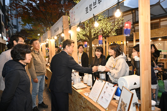 김영길 중구청장이 중앙동 커피페스티벌 문화의거리에서 시민들과 인사를 나누고 있다. 중구청 제공