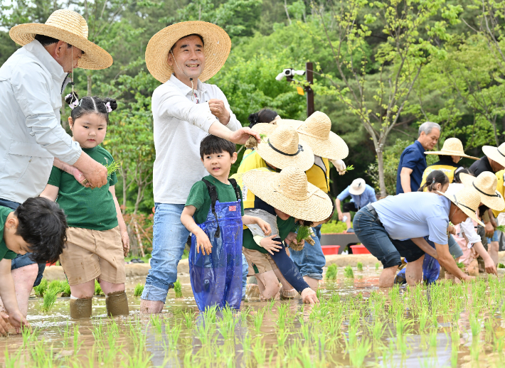 김영길 중구청장이 입화산 유아숲공원 개장식에서 모내기 시연을 하고 있다. 중구청 제공