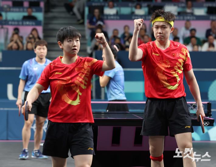 주먹 불끈 쥔 왕추친-쑨잉사