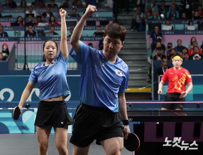 환호하는 신유빈-임종훈