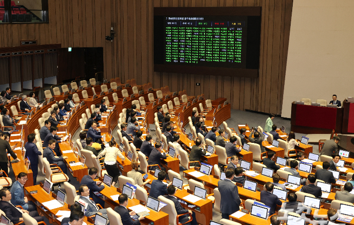 더불어민주당을 비롯한 야당 의원들이 29일 오전 국회 본회의에서 '방송 4법'인 방송문화진흥회법(방문진법) 필리버스터 종결 동의를 표결하는 투표를 하고 있다. 연합뉴스