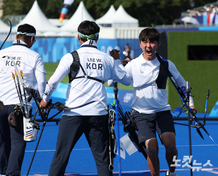 29일(현지시간) 프랑스 파리 앵발리드 경기장에서 열린 2024파리올림픽 남자 리커브 단체 결승 한국과 프랑스의 경기. 김제덕이 활을 쏜 뒤 소리치고 있다. 2024.7.29. 파리=올림픽사진공동취재단