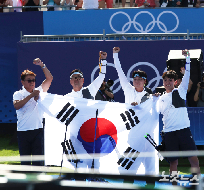 29일(현지시간) 프랑스 파리 앵발리드 경기장에서 열린 2024파리올림픽 남자 리커브 단체 결승 한국과 프랑스의 경기. 이우석, 김제덕 김우진이 금메달을 확정된 뒤 기뻐하고 있다. 2024.7.29. 파리=올림픽사진공동취재단