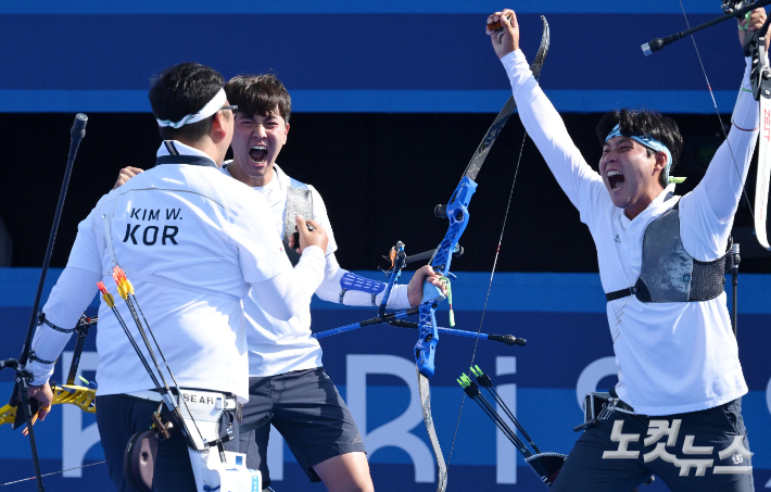 한국 양궁 대표팀 김우진, 김제덕, 이우석이 29일(현지시간) 프랑스 파리 앵발리드 경기장에서 열린 2024파리올림픽 남자 리커브 단체 결승 한국과 프랑스의 경기에서 금메달을 획득한 후 기뻐하고 있다. 2024.7.29 파리=올림픽사진공동취재단/ZU 황진환 기자