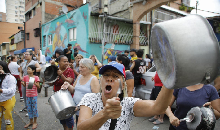 29일(현지시간) 베네수엘라 카라카스에서 주민들이 대선 개표 과정에 대한 항의의 뜻으로 냄비를 두드리는 시위를 하고 있다. 연합뉴스