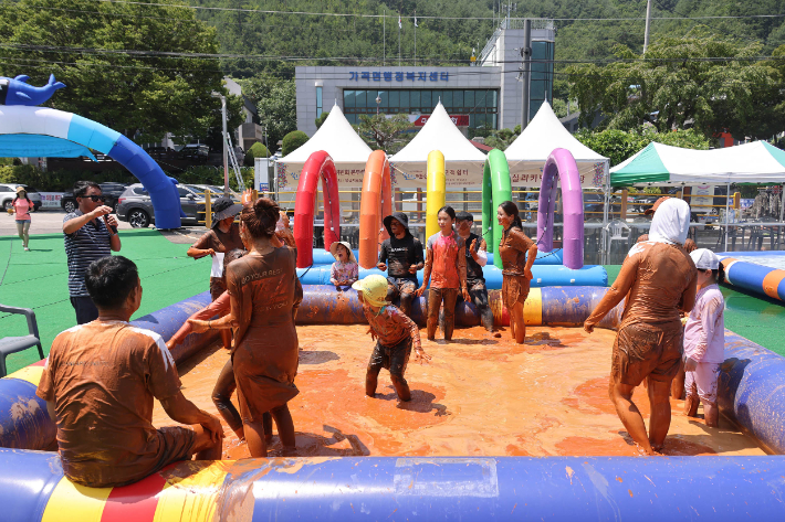 삼척 가곡 유황-실리카 온천 머드축제. 삼척시 제공