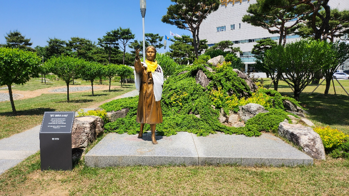 광주광역시청사 시민숲에 건립된 평화의 소녀상. 광주광역시 제공