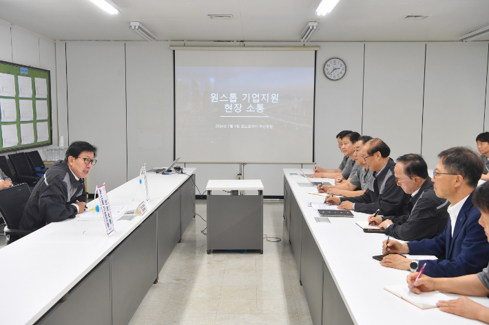 박형준 부산시장이  지난 1일 르노코리아 부산공장을 찾아 애로사항을 듣고 있다. 부산시 제공