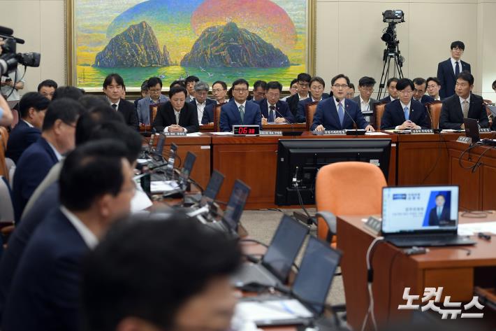 30일 서울 여의도 국회에서 열린 정무위원회 전체회의 '티몬·위메프 미정산 사태에 대한 현안질의'에 구영배 큐텐그룹 대표와 류광진 티몬 대표, 류화현 위메프 대표가 출석한 가운데 한기정 공정거래위원장이 의원 질의에 답변을 하고 있다.