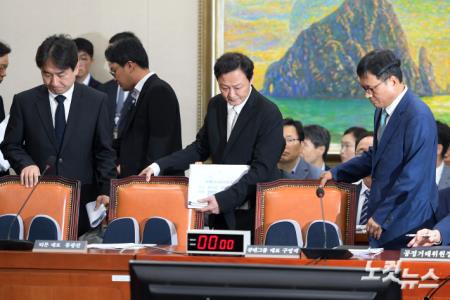 30일 서울 여의도 국회에서 열린 정무위원회 전체회의 '티몬·위메프 미정산 사태에 대한 현안질의'에 (오른쪽부터) 구영배 큐텐그룹 대표와 류광진 티몬 대표, 류화현 위메프 대표가 출석하고 있다.